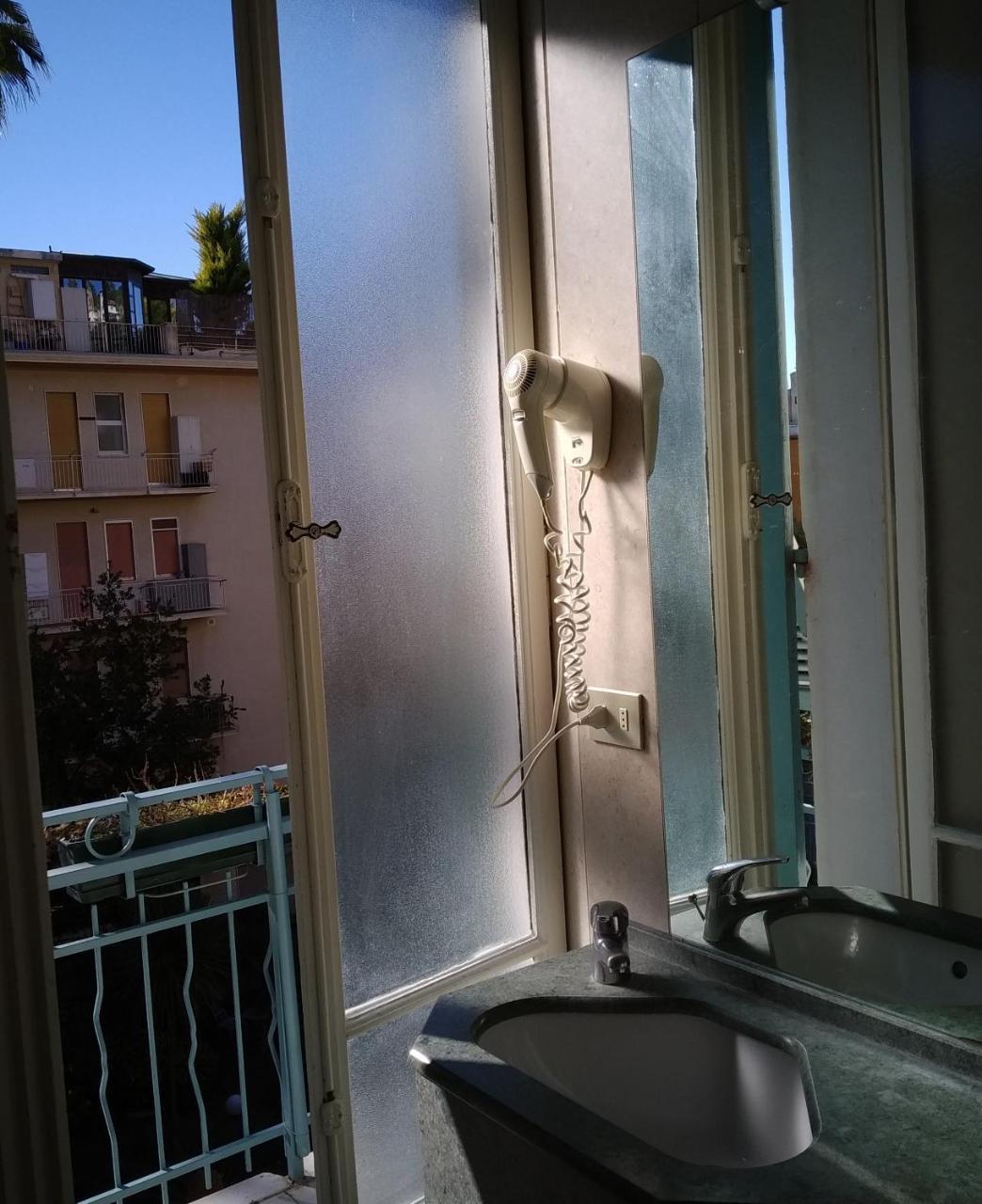 Hotel Lucciola Bordighera Ngoại thất bức ảnh